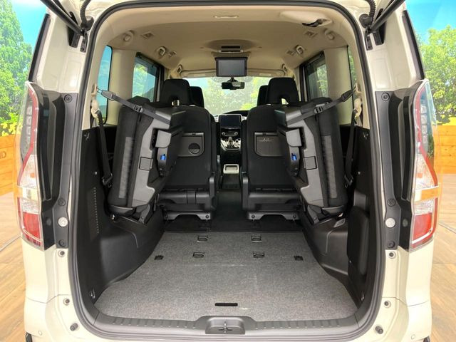 ���i�̂���������ʋ΁A���}���ɏ\���ȉ׎��X�y�[�X���m�ۂ��Ă���܂��B�Z�J���h�V�[�g��|���ƁA�傫�ȉו��̐ύڂ��\�ł���