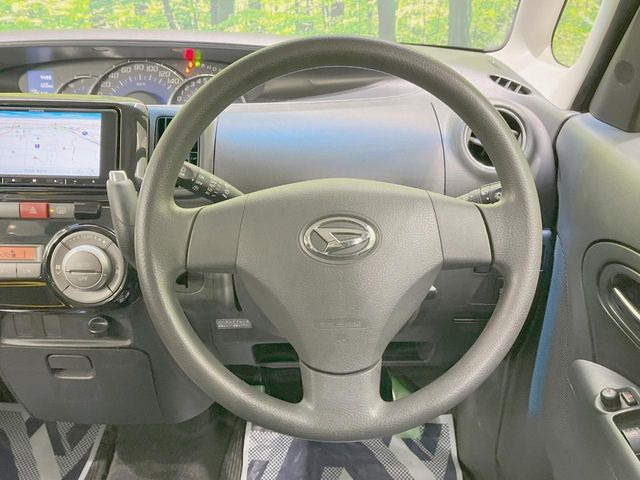 �C���e���A�ɍ��킹���f�U�C���̃X�e�A�����O�́A�^�]�������̂��Ƃ��l���A�^�]���₷���`��A�傫���ł��B�����x�A���ۂɐG���Ă��m���߂��������B