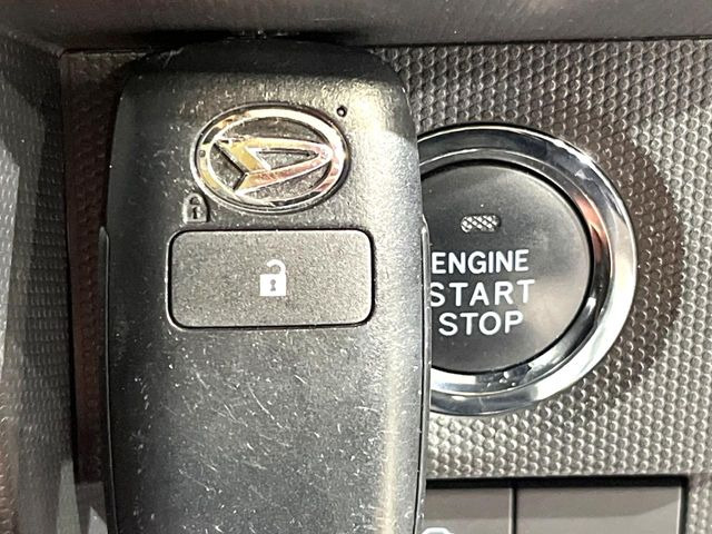 【キーフリーシステム】カバンやポケットに入れたままでもドアの施錠・解錠が可能なスマートキーを装備。エンジンのオン・オフ時もカギを取り出す必要が無いからとっても便利です♪