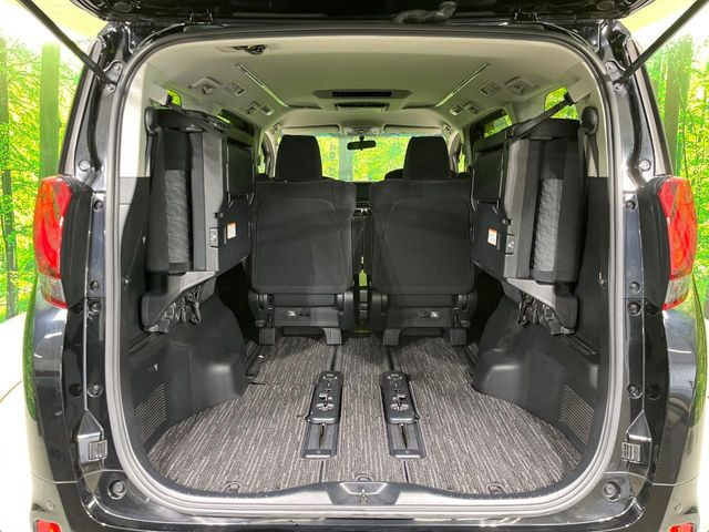 後席を格納すると、これだけの広さが!シーンに合わせたシートアレンジで、大きな荷物も積むことが出来ます♪