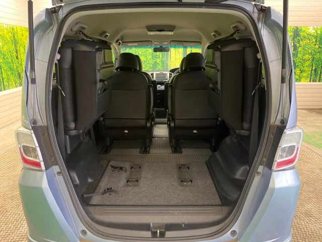 ���i�̂���������ʋ΁A���}���ɏ\���ȉ׎��X�y�[�X���m�ۂ��Ă���܂��B�Z�J���h�V�[�g��|���ƁA�傫�ȉו��̐ύڂ��\�ł���