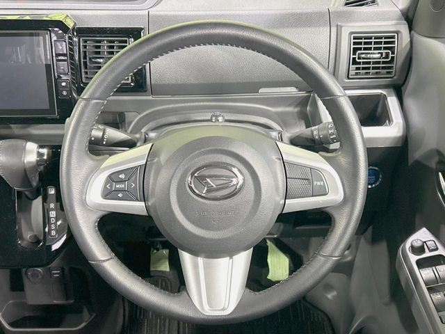 �C���e���A�ɍ��킹���f�U�C���̃X�e�A�����O�́A�^�]�������̂��Ƃ��l���A�^�]���₷���`��A�傫���ł��B�����x�A���ۂɐG���Ă��m���߂��������B