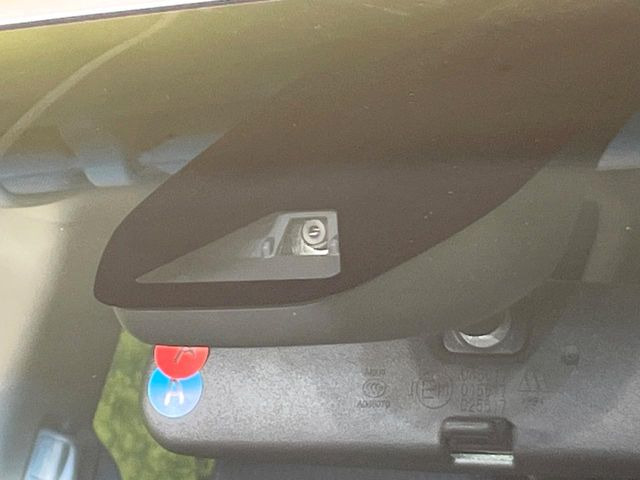 �y�z���_�Z���V���O�z���s���ɑO���̎ԗ�����F�����A�Փ˂������Ȏ��͌x��ƃu���[�L�ŏՓˉ���Ɣ�Q�y�����A�V�X�g�B�����S�Ƀh���C�u�����y���݂��������܂��B