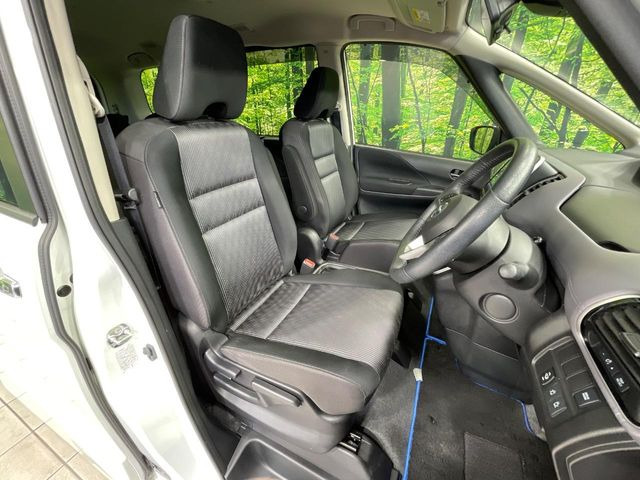 運転席シート廻りは使用感も少なく、良好な状態となっています。丁寧に使われていたことがよくわかりますね。