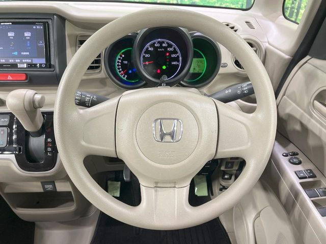 �C���e���A�ɍ��킹���f�U�C���̃X�e�A�����O�́A�^�]�������̂��Ƃ��l���A�^�]���₷���`��A�傫���ł��B�����x�A���ۂɐG���Ă��m���߂��������B