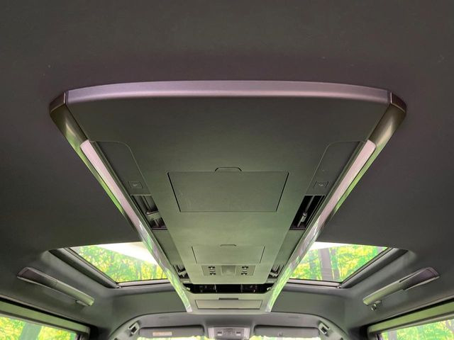 【左右独立ムーンルーフ】2列目左右席にそれぞれ配置されたガラスルーフ!日差しに合わせて片側だけシェードを閉めることも可能です!