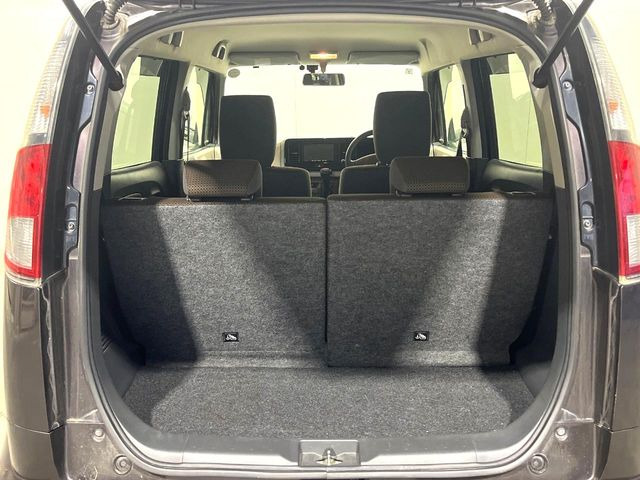 ���i�̂���������ʋ΁A���}���ɏ\���ȉ׎��X�y�[�X���m�ۂ��Ă���܂��B�Z�J���h�V�[�g��|���ƁA�傫�ȉו��̐ύڂ��\�ł���