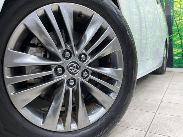 【純正18インチアルミホイール】外観にマッチした純正アルミホイールを装着しております。各種社外アルミホイールや、スタッドレスタイヤも取扱いしております。是非ご相談ください♪