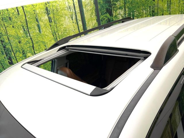 【サンルーフ】開放感たっぷりの希少装備、サンルーフが装着されています!車内に明かりを取り入れたり景色を楽しむ以外にも、車内の空気も簡単に換気できて快適です!