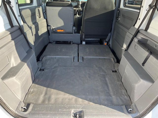 ���i�̂���������ʋ΁A���}���ɏ\���ȉ׎��X�y�[�X���m�ۂ��Ă���܂��B�Z�J���h�V�[�g��|���ƁA�傫�ȉו��̐ύڂ��\�ł���