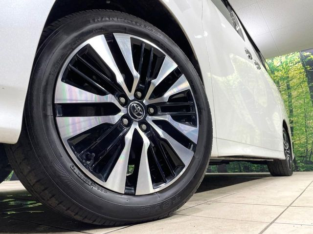 【純正18インチアルミホイール】外観にマッチした純正アルミホイールを装着しております。各種社外アルミホイールや、スタッドレスタイヤも取扱いしております。是非ご相談ください♪