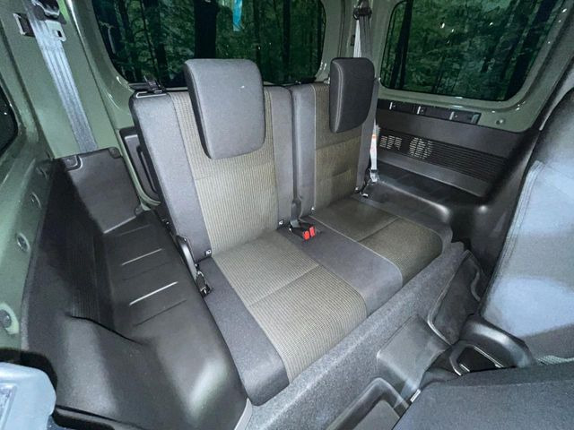 後部座席も気になるようなキズ・汚れやへたり等、大きなダメージはなく、良好な状態です。