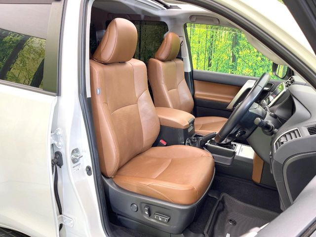 運転席シート廻りは使用感も少なく、良好な状態となっています。丁寧に使われていたことがよくわかりますね。