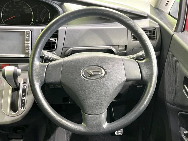 �C���e���A�ɍ��킹���f�U�C���̃X�e�A�����O�́A�^�]�������̂��Ƃ��l���A�^�]���₷���`��A�傫���ł��B�����x�A���ۂɐG���Ă��m���߂��������B