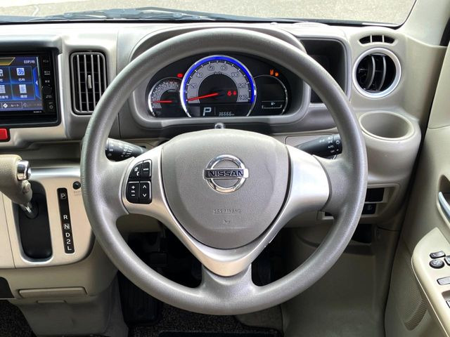 �C���e���A�ɍ��킹���f�U�C���̃X�e�A�����O�́A�^�]�������̂��Ƃ��l���A�^�]���₷���`��A�傫���ł��B�����x�A���ۂɐG���Ă��m���߂��������B