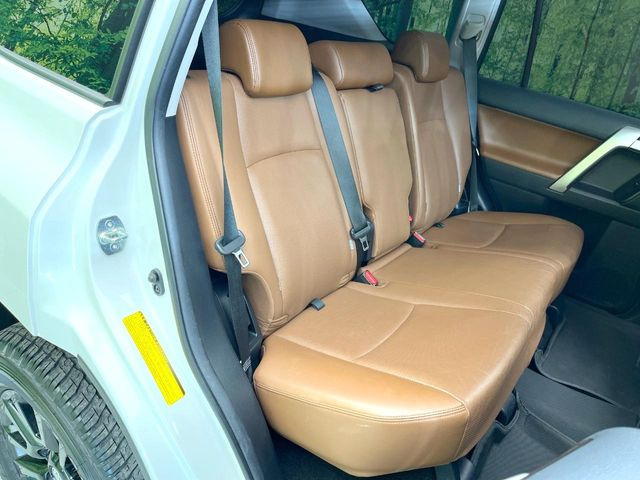 後部座席も気になるようなキズ・汚れやへたり等、大きなダメージはなく、良好な状態です。