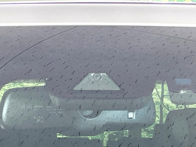 【トヨタセーフティセンス】走行中に前方の車両等を認識し、衝突しそうな時は警報とブレーキで衝突回避と被害軽減をアシスト。より安全にドライブをお楽しみいただけます。