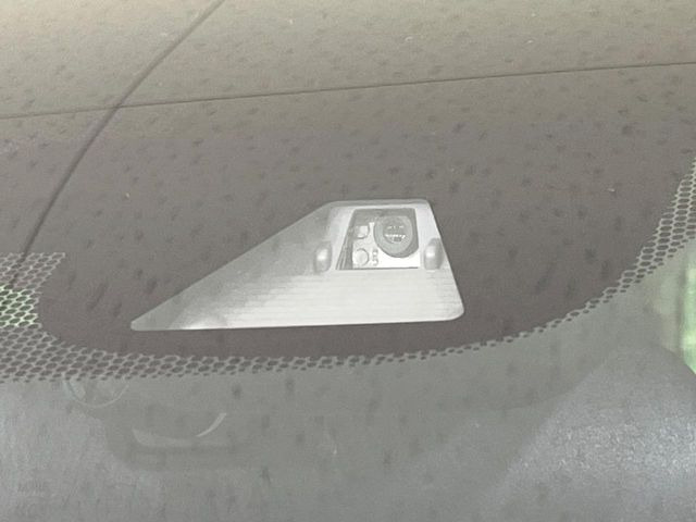 �y�z���_�Z���V���O�z���s���ɑO���̎ԗ�����F�����A�Փ˂������Ȏ��͌x��ƃu���[�L�ŏՓˉ���Ɣ�Q�y�����A�V�X�g�B�����S�Ƀh���C�u�����y���݂��������܂��B