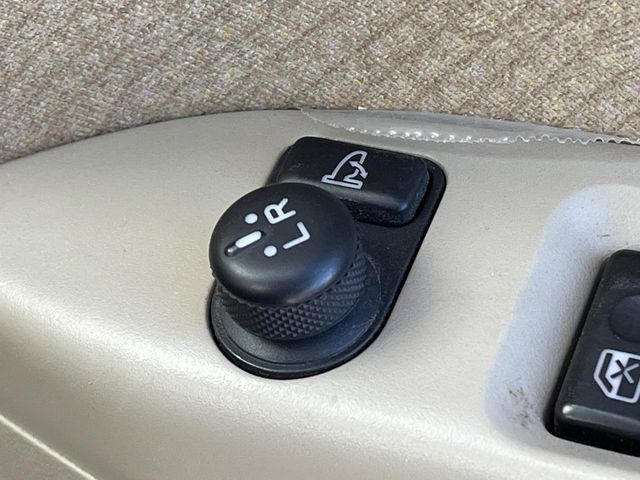 �y�d���i�[�~���[�z�T�C�h�~���[�͓d���i�[���ƂȂ��Ă���A�������ԏ�ł��L�Y�������X�N��}�����܂��B