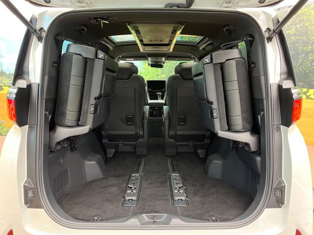 後席を格納すると、これだけの広さが!シーンに合わせたシートアレンジで、大きな荷物も積むことが出来ます♪