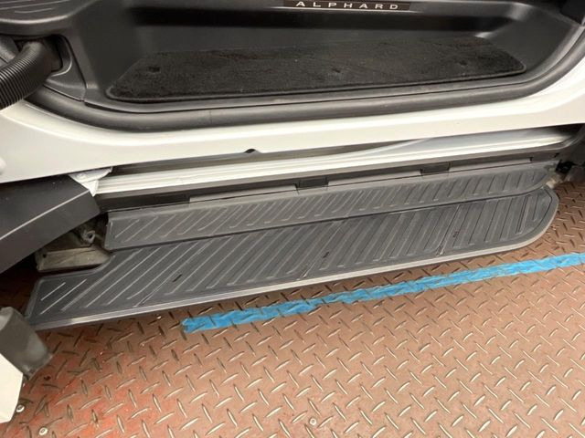 【電動サイドステップ】ドアを開けると自動でステップが出てくれるので、車高が高くても無理なく乗り降りできます。お子様やご年配の方にも安心で使わない時は収納され見た目もすっきりします♪