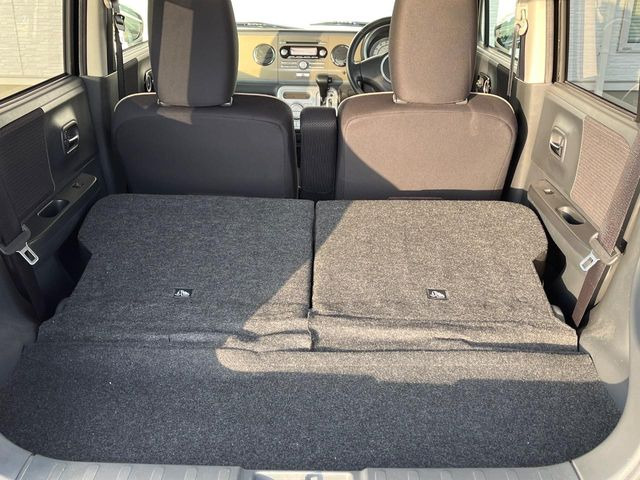 ���i�̂���������ʋ΁A���}���ɏ\���ȉ׎��X�y�[�X���m�ۂ��Ă���܂��B�Z�J���h�V�[�g��|���ƁA�傫�ȉו��̐ύڂ��\�ł���