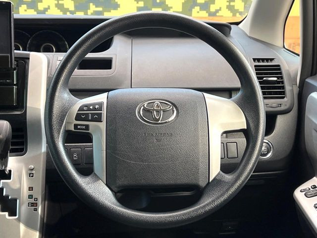 �C���e���A�ɍ��킹���f�U�C���̃X�e�A�����O�́A�^�]�������̂��Ƃ��l���A�^�]���₷���`��A�傫���ł��B�����x�A���ۂɐG���Ă��m���߂��������B