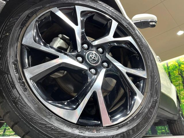 【純正18インチアルミホイール】外観にマッチした純正アルミホイールを装着しております。各種社外アルミホイールや、スタッドレスタイヤも取扱いしております。是非ご相談ください♪
