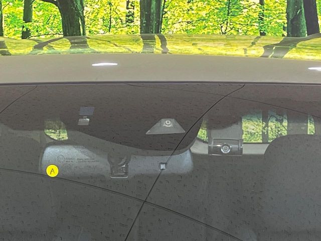 【ホンダセンシング】走行中に前方の車両等を認識し、衝突しそうな時は警報とブレーキで衝突回避と被害軽減をアシスト。より安全にドライブをお楽しみいただけます。