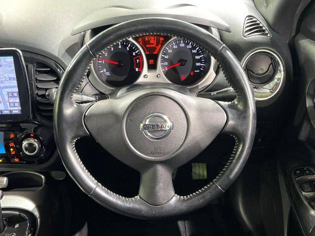 �C���e���A�ɍ��킹���f�U�C���̃X�e�A�����O�́A�^�]�������̂��Ƃ��l���A�^�]���₷���`��A�傫���ł��B�����x�A���ۂɐG���Ă��m���߂��������B