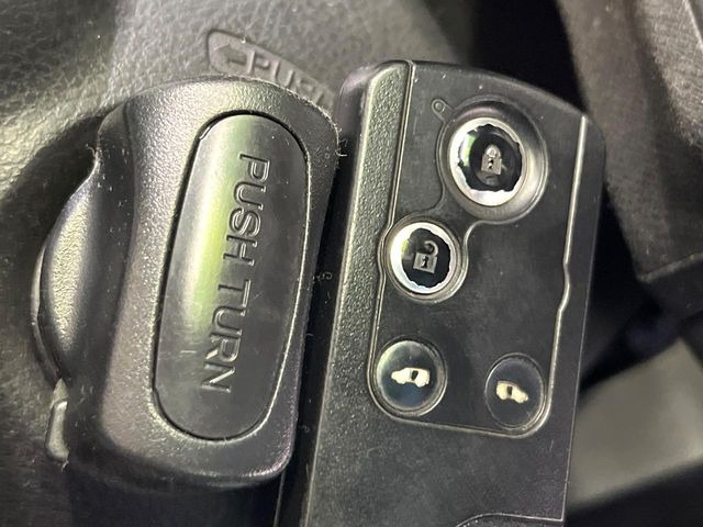 �yHonda�X�}�[�g�L�[�z�J�o����|�P�b�g�ɓ��ꂽ�܂܂ł��h�A�̎{���E�������\�ȃX�}�[�g�L�[�𑕔��B�G���W���̃I���E�I�t�����J�M�����o���K�v����������Ƃ��Ă��֗��ł���