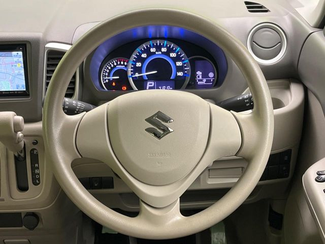 �C���e���A�ɍ��킹���f�U�C���̃X�e�A�����O�́A�^�]�������̂��Ƃ��l���A�^�]���₷���`��A�傫���ł��B�����x�A���ۂɐG���Ă��m���߂��������B