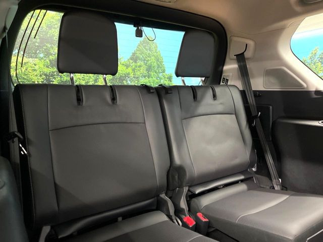 床下収納式のサードシートです。座席部分をコンパクトに収納でき、広大な荷室スペースとしてお使いいただけます!乗車人数や荷物の量など利用シーンに合わせて3列目を有効活用でき、とっても便利♪