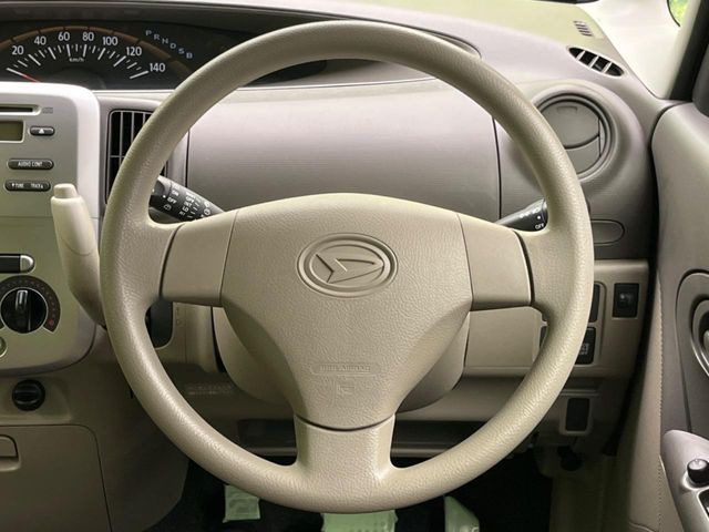 �C���e���A�ɍ��킹���f�U�C���̃X�e�A�����O�́A�^�]�������̂��Ƃ��l���A�^�]���₷���`��A�傫���ł��B�����x�A���ۂɐG���Ă��m���߂��������B