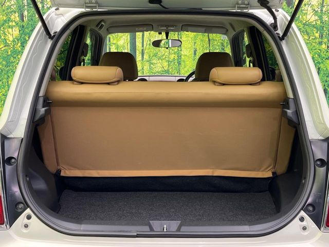 ���i�̂���������ʋ΁A���}���ɏ\���ȉ׎��X�y�[�X���m�ۂ��Ă���܂��B�Z�J���h�V�[�g��|���ƁA�傫�ȉו��̐ύڂ��\�ł���