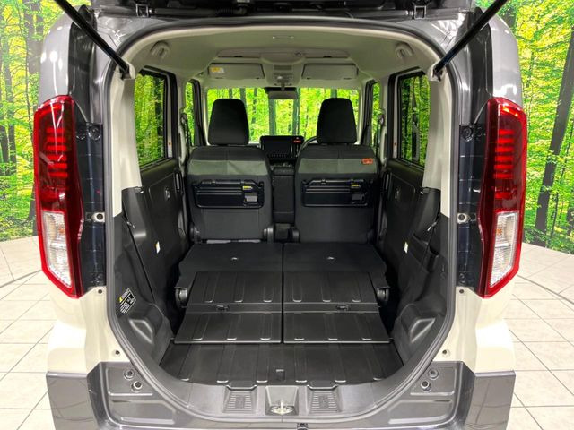 ���i�̂���������ʋ΁A���}���ɏ\���ȉ׎��X�y�[�X���m�ۂ��Ă���܂��B�Z�J���h�V�[�g��|���ƁA�傫�ȉו��̐ύڂ��\�ł���