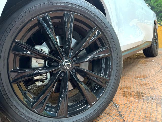 【純正20インチアルミホイール】外観にマッチした純正アルミホイールを装着しております。各種社外アルミホイールや、スタッドレスタイヤも取扱いしております。是非ご相談ください♪