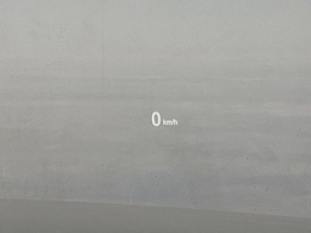 ���w�b�h�A�b�v�f�B�X�v���C:���݂̑��x�⑖�s�����f�W�^���\���ŉ^�]�ȑO���̃K���X�ɓ��e!�^�]���A���������炳���K�v�ȏ����m�F�ł���̂łƂ��Ă��֗��ň��S!