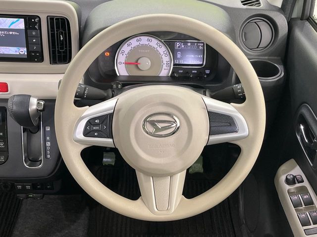 �C���e���A�ɍ��킹���f�U�C���̃X�e�A�����O�́A�^�]�������̂��Ƃ��l���A�^�]���₷���`��A�傫���ł��B�����x�A���ۂɐG���Ă��m���߂��������B