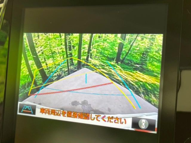 【バックカメラ】駐車時に後方がリアルタイム映像で確認できます。大型商業施設や立体駐車場での駐車時や、夜間のバック時に大活躍!運転スキルに関わらず、今や必須となった装備のひとつです!