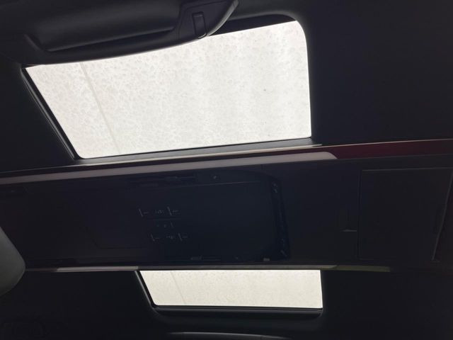 【左右独立ムーンルーフ】2列目左右席にそれぞれ配置されたガラスルーフ!日差しに合わせて片側だけシェードを閉めることも可能です!
