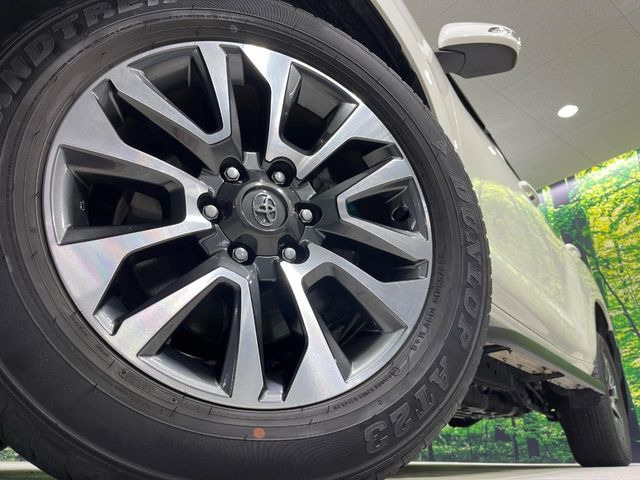 【純正オプション19インチアルミホイール】純正オプションホイールを装着。走行性能の向上に加え、外観もよりスタイリッシュになっています。