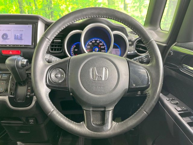 �C���e���A�ɍ��킹���f�U�C���̃X�e�A�����O�́A�^�]�������̂��Ƃ��l���A�^�]���₷���`��A�傫���ł��B�����x�A���ۂɐG���Ă��m���߂��������B