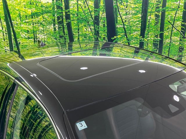 【サンルーフ】開放感たっぷりの希少装備、サンルーフが装着されています!車内に明かりを取り入れたり景色を楽しむ以外にも、車内の空気も簡単に換気できて快適です!