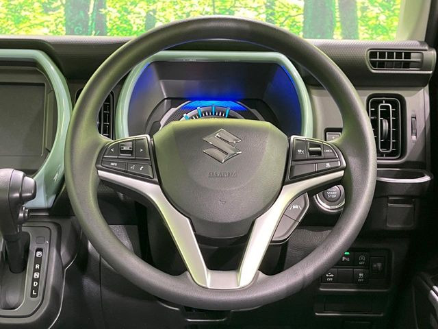 �C���e���A�ɍ��킹���f�U�C���̃X�e�A�����O�́A�^�]�������̂��Ƃ��l���A�^�]���₷���`��A�傫���ł��B�����x�A���ۂɐG���Ă��m���߂��������B