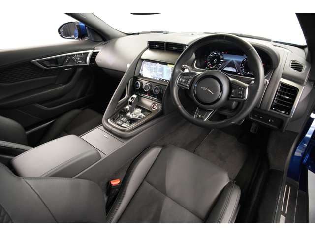 5.0L V�^8�C��DOHC�X�[�p�[�`���[�W���[�A575ps/ 71.4kgm�A�S��&times;�S��&times;�S��mm 4470&times;1925&times;1315mm�A�ԗ��d�� 1840kg