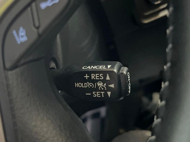 【レーダークルーズコントロール】高速道路での長距離走行が楽に!!自動で速度を保つクルーズコントロールが、衝突軽減システムと連携し、前方の車両を感知して車間を保つように速度調節してくれます!!