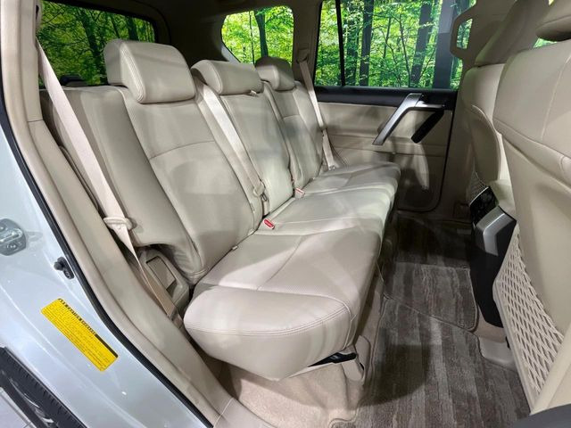 後部座席も気になるようなキズ・汚れやへたり等、大きなダメージはなく、良好な状態です。