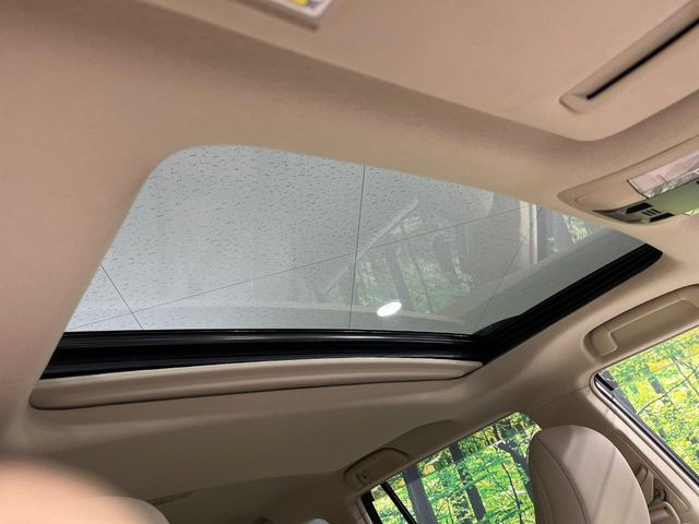 【サンルーフ】開放感たっぷりの希少装備、サンルーフが装着されています!車内に明かりを取り入れたり景色を楽しむ以外にも、車内の空気も簡単に換気できて快適です!