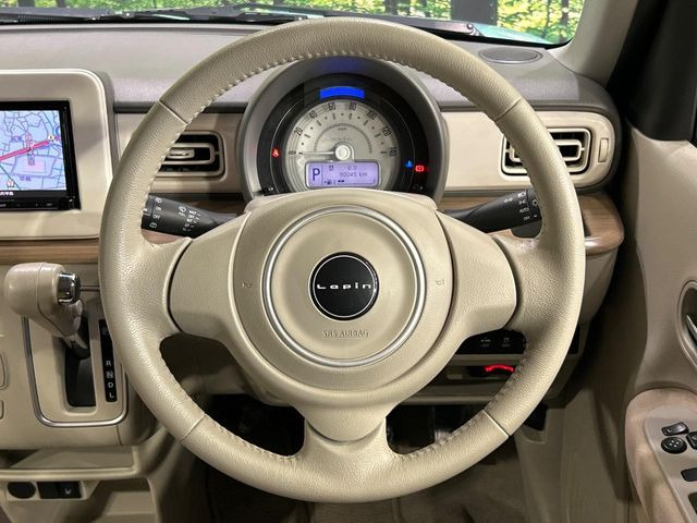 �C���e���A�ɍ��킹���f�U�C���̃X�e�A�����O�́A�^�]�������̂��Ƃ��l���A�^�]���₷���`��A�傫���ł��B�����x�A���ۂɐG���Ă��m���߂��������B